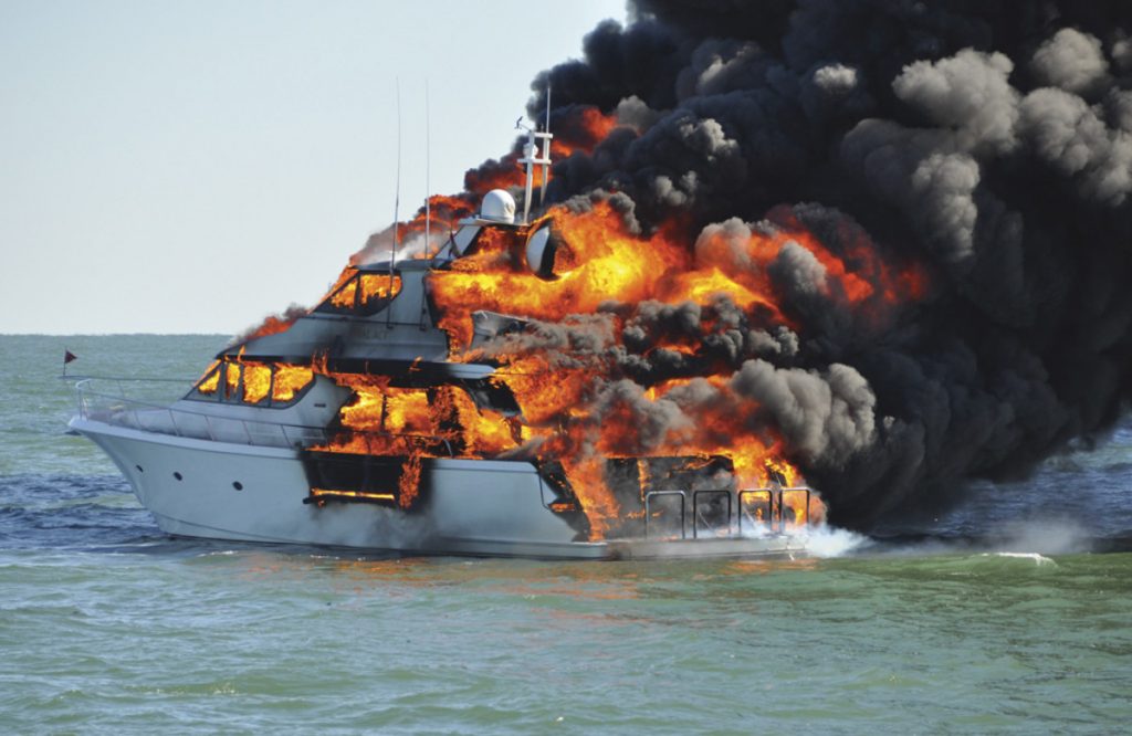 tàu bị cháy